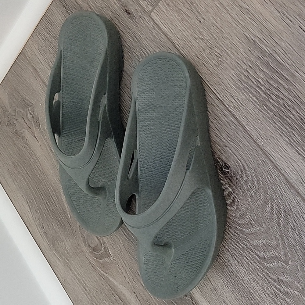 OKA Slides Sandals Water Shoes Gray Womens 10/Mens 8 NWOT - Picture 4 of 7